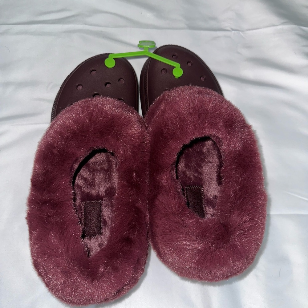 CROCS Fur-Lined platform Slip-On Clogs in Burgundy. Men Size 9 | Women Size 11